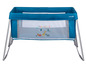 Een blauwe Safety 1st babywieg met dierenprint.