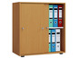 Een houten kast met schuifdeuren en ringbinders met de labels 'Auto', 'Familie' en 'Verzekering'.