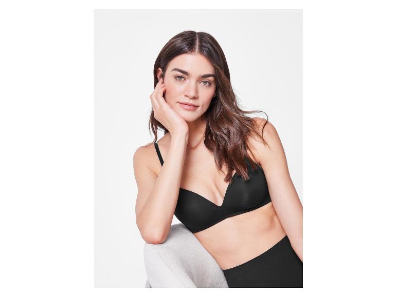 Femme en soutien-gorge et culotte noirs.