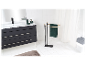 Zwarte vrijstaande handdoekenrek met houten details in een moderne badkamer.