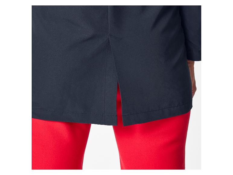 Donkerblauwe tuniek met split aan de achterkant, gedragen over een rode broek.
