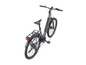 Een grijze elektrische fiets met bagagedrager.