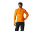 Man in oranje rits-top en zwarte skibroek, met skibril en muts.