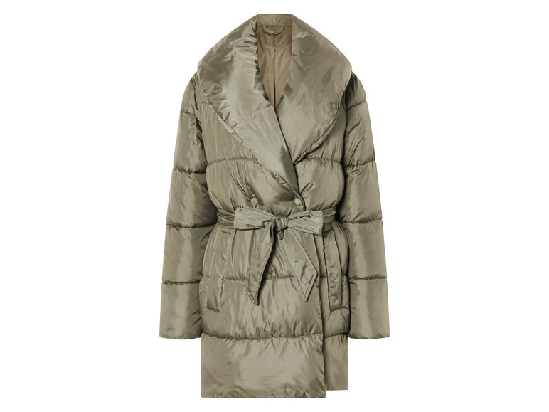 Une veste matelassée verte avec un col large et une ceinture.