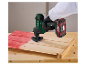 Een Parkside X20V Team multitool wordt gebruikt om hout te schuren.
