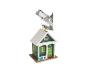 Vogelhuisje in de vorm van een huis met twee pimpelmezen en een berkenboomtak.