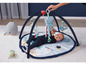 Baby op een speelmat met octopus en walvis-thema.