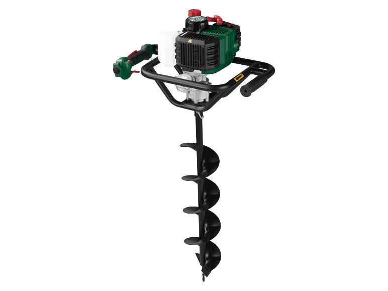 Tarière thermique avec moteur vert et foret en spirale noir.