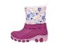 Une botte d'hiver fuchsia et rose à imprimé floral avec une doublure en fausse fourrure blanche.