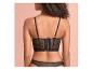 Un bustier en dentelle noire et un string.