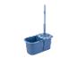 Blauwe mop en emmer met roterende wringer.