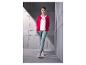 Femme en cardigan rose, t-shirt blanc avec 'FUN' et jean clair.