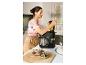 Femme utilisant un robot pâtissier noir avec un blender pour préparer un dessert.