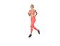 Vrouw in oranje sporttop en legging aan het hardlopen.