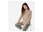 Een model draagt een beige blouse en groene cargo broek.