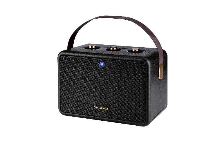 Een zwarte draagbare bluetooth speaker van Silvercrest met een leren handvat.