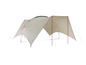 Een beige tent met rode stokken, geschikt voor kamperen.