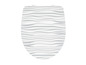Een witte toiletbril met een golvend design.