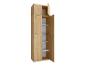 Hoge lichte houten kast met open witte planken en open deuren