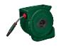 Groene automatische slanghaspel met slang en spuitpistool