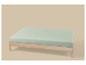 Lit en bois avec matelas vert clair sur fond beige.