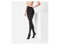 Collants noirs à motif pied-de-poule sur un mannequin, à côté d'un cube blanc.