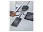 Een laptop, tablet en twee smartphones worden opgeladen met een zwarte TRONIC multi-stekker.