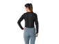 Femme en haut noir à manches longues avec dos en maille et leggings bleus