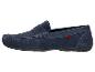 Marineblauwe suède herenloafer met contrasterende stiksels en een donkere zool.