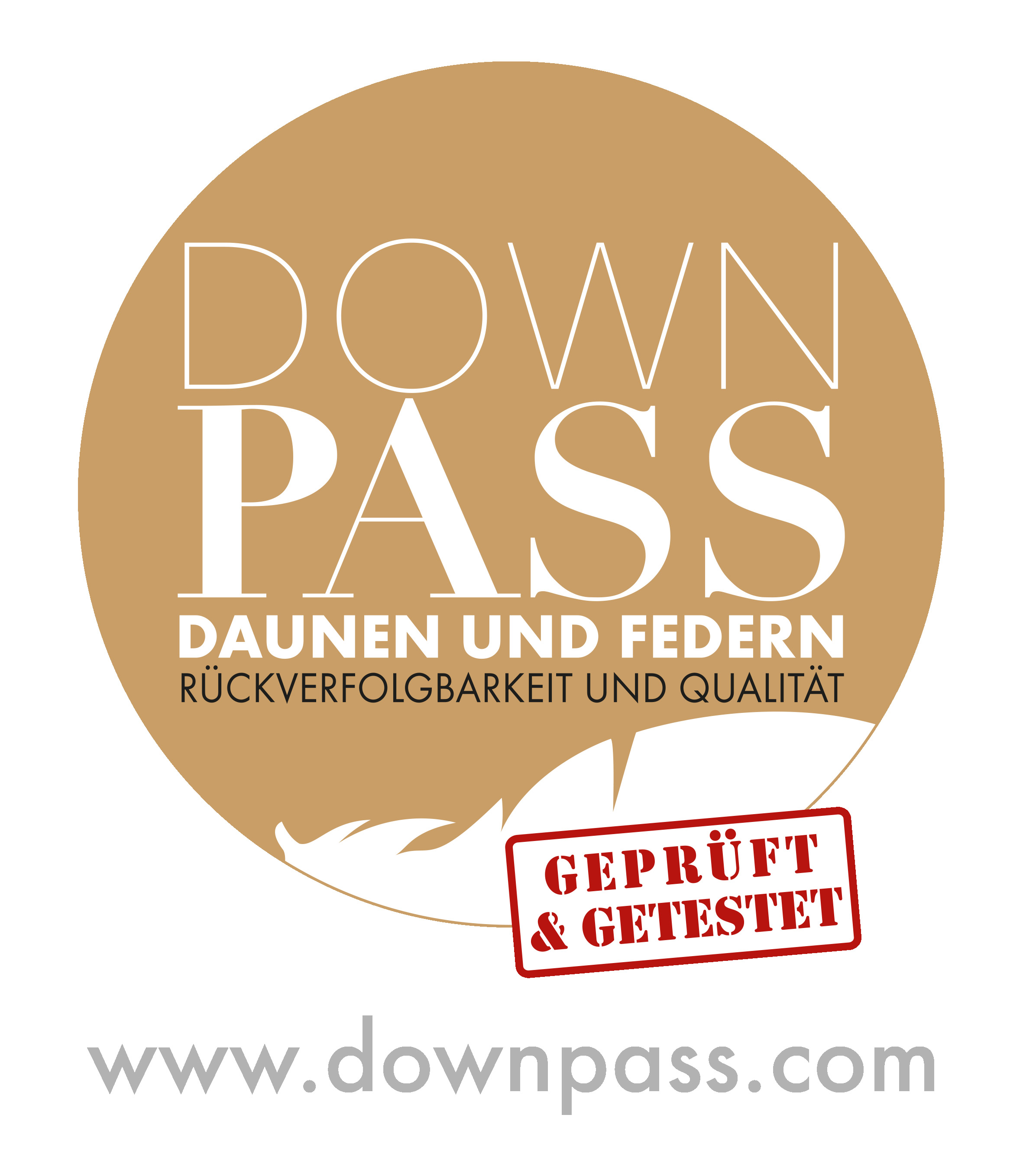 Sceau rond avec le texte « DOWN PASS », « DAUNEN UND FEDERN RÜCKVERFOLGBARKEIT UND QUALITÄT » et « GEPRÜFT & GETESTET ».