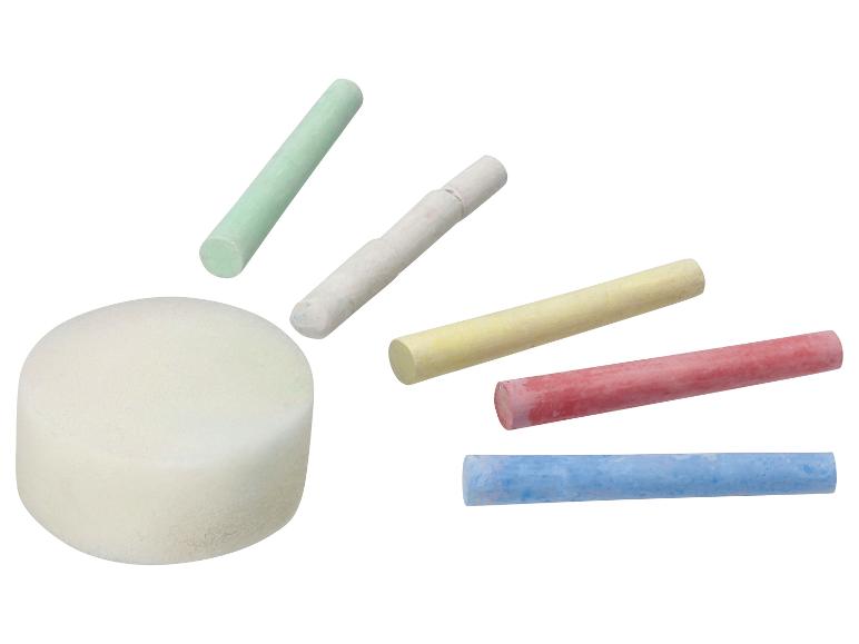 Éponge ronde et craies colorées sur fond blanc.