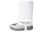 Witte broek met elastische band en zilveren schoenen.