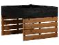 Zwarte plantenbak op een lichte houten constructie.