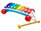 Xylophone coloré pour enfants avec maillet sur fond blanc.
