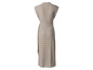 Beige gebreide jurk met korte mouwen.