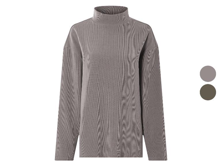 Un t-shirt à manches longues gris à col roulé.