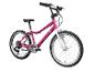 Roze kinderfiets met een witte voorvork en zwarte banden.