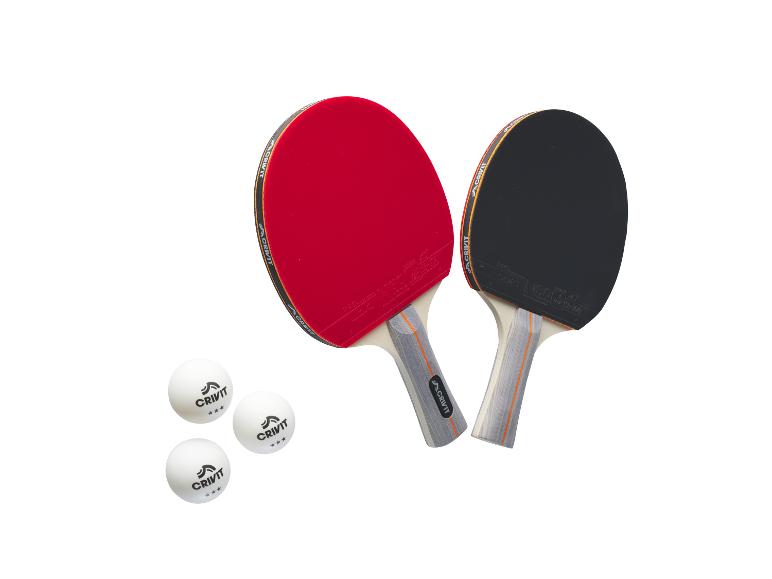 Deux raquettes de tennis de table Crivit, une rouge et une noire, avec trois balles blanches Crivit.