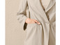 Een beige blazer met knopen