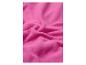 Roze fleecestof met zachte plooien.