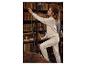 Vrouw in beige trainingspak klimt op ladder in oude bibliotheek