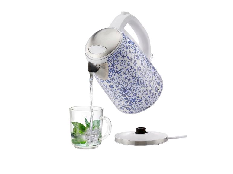 SilverCrest waterkoker met blauw-wit patroon, water in een mok gietend.