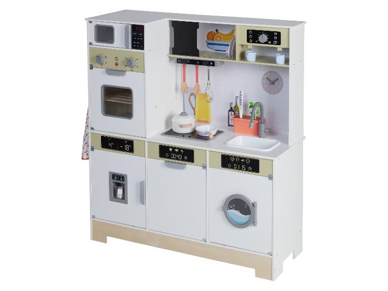 Een wit en beige houten speelkeuken met een koelkast, oven, fornuis en gootsteen.