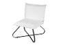 Un fauteuil blanc en peluche avec une structure en métal noir.
