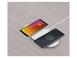 Twee smartphones worden opgeladen met een draadloze oplader.