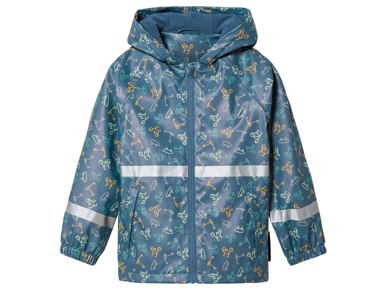 Een blauwe regenjas met reflecterende strepen en een print van fietsen, skateboards en rolschaatsen.