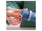 Een hand houdt een blauwe tube met een patroon erop vast.