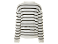 Un polo rayé blanc et noir en tricot.