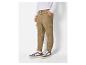 Beige cargo broek met trekkoord en witte sneakers