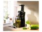 Een slowjuicer maakt groene sap.